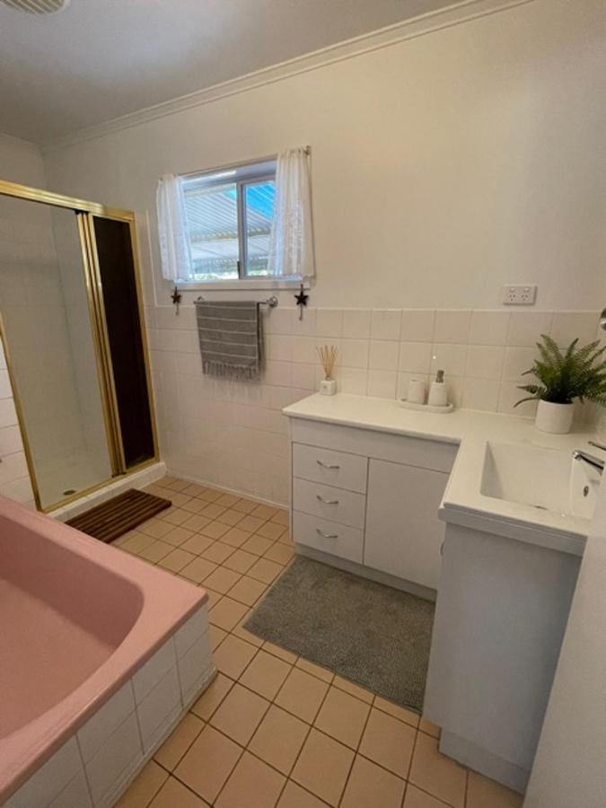 Pet Friendly Cottage In Torquay - Hervey Bay 430M Or 5 Min Walk To Dog Friendly Shelly Beach Exterior foto